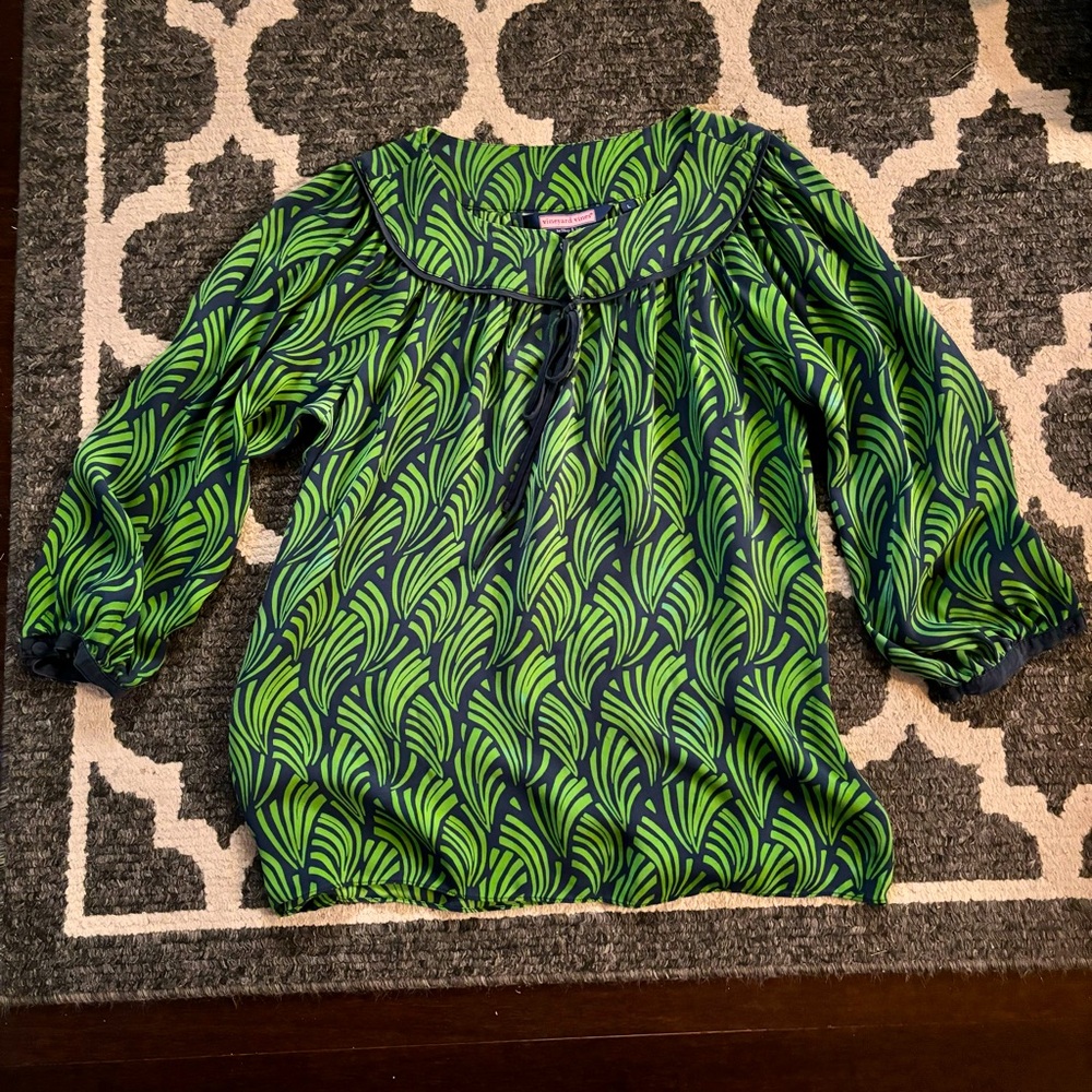 Vineyard Vines by Shop & Inn 100% Silk Size L Super soft & light-weight
